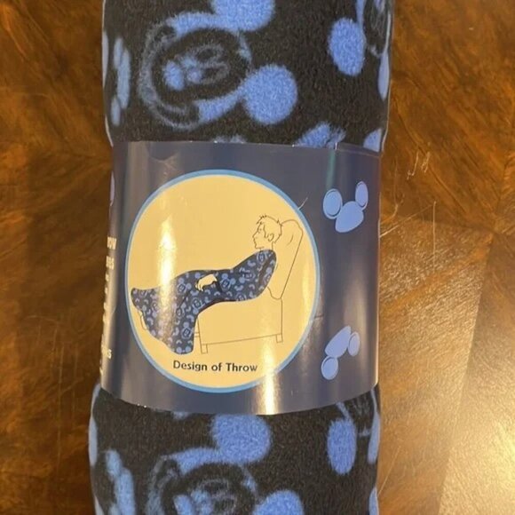 Authentic Disney Park Fleece Throw With Sleeves NWT - Picture 2 of 3